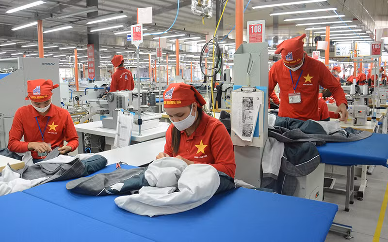 Công nhân sản xuất áo veston xuất khẩu tại Xí nghiệp May Hưng Hà (Tổng công ty May 10). (Ảnh ĐĂNG ANH)