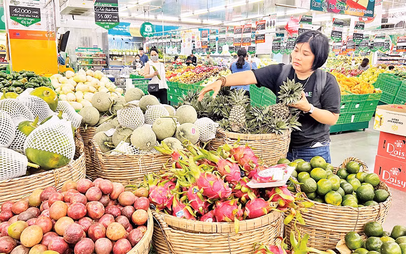 Trái cây Việt Nam được bố trí ở vị trí trung tâm trong siêu thị để khách hàng dễ chọn mua.