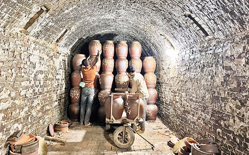 Làng gốm Phù Lãng hấp dẫn du khách bởi vẻ đẹp xưa cũ.