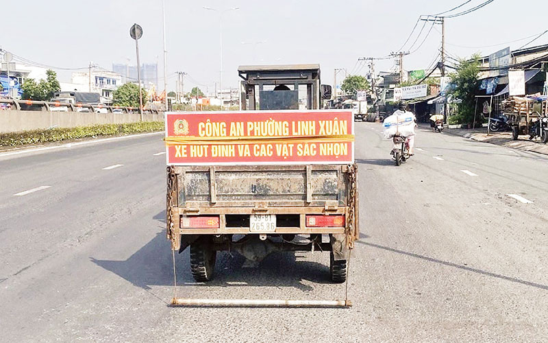 Hút đinh trên Quốc lộ 1, đoạn qua phường Linh Xuân, thành phố Thủ Đức. (Ảnh CTV)