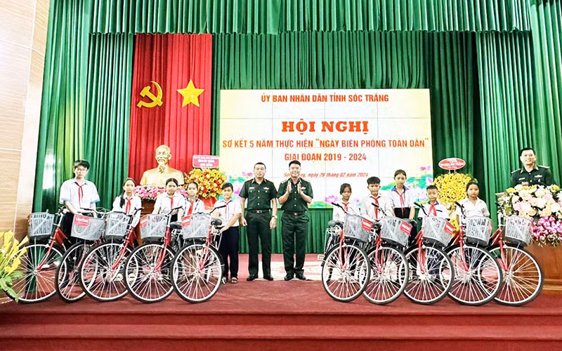Bộ đội Biên phòng tỉnh Sóc Trăng trao xe đạp tặng học sinh nghèo học giỏi vùng biên giới biển Sóc Trăng.
