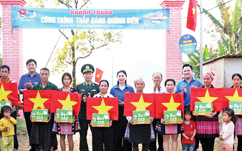 Ban tổ chức trao quà tặng người dân tại bản Đen. (Ảnh Tuấn Hiển)
