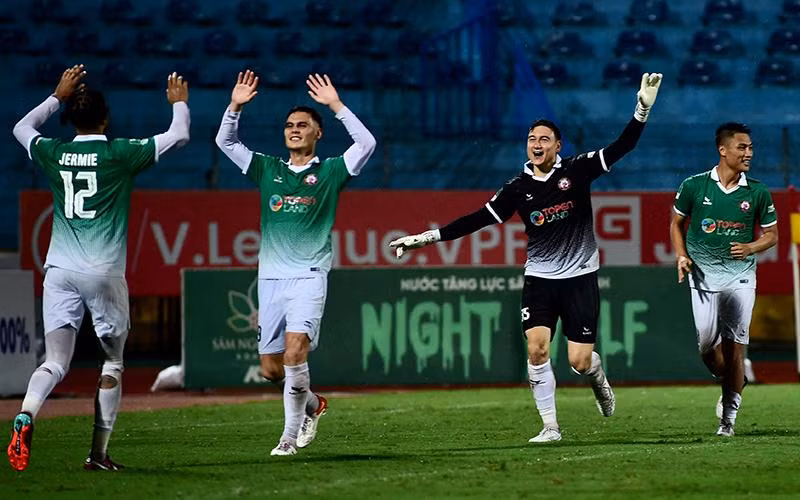 Niềm vui của các cầu thủ đội Bình Định FC sau khi giành chiến thắng trước đội Viettel bằng loạt sút luân lưu 11m. (Ảnh TRẦN HẢI)