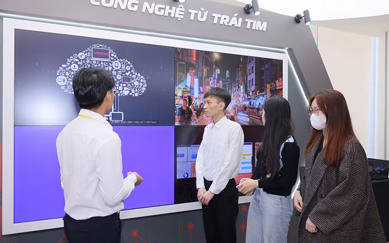 Giới thiệu các ứng dụng, giải pháp chuyển đổi số cho doanh nghiệp tại Diễn đàn Thương mại điện tử và kinh tế số ngành công thương 2023.