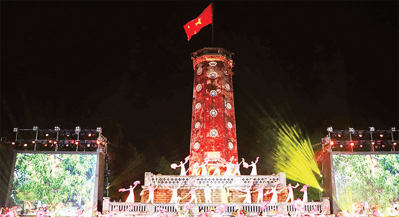 Biểu diễn nghệ thuật bên kỳ đài Thành cổ Sơn Tây.