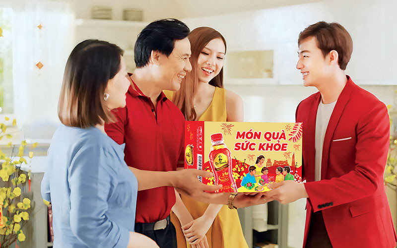 Không còn quá “câu nệ” về giá trị, hình thức, những món quà Tết được lựa chọn hiện nay luôn ưu tiên về chăm sóc sức khỏe.