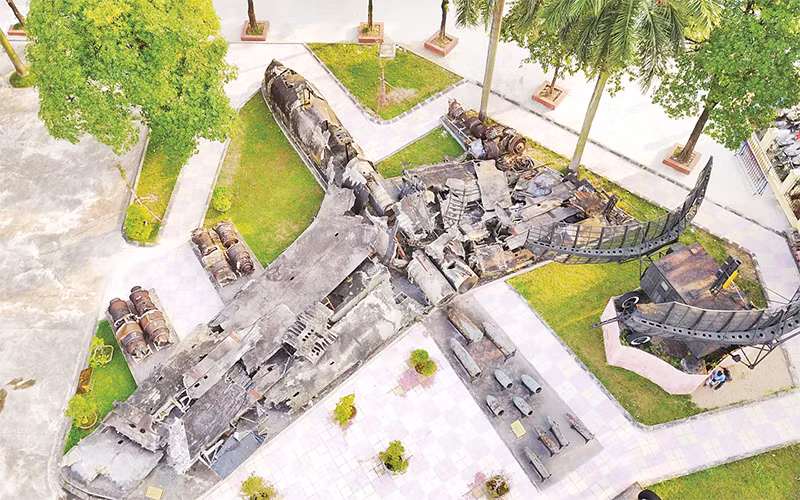 Xác máy bay B52 được trưng bày tại không gian ngoài trời. (Ảnh BẢO TÀNG CUNG CẤP) 