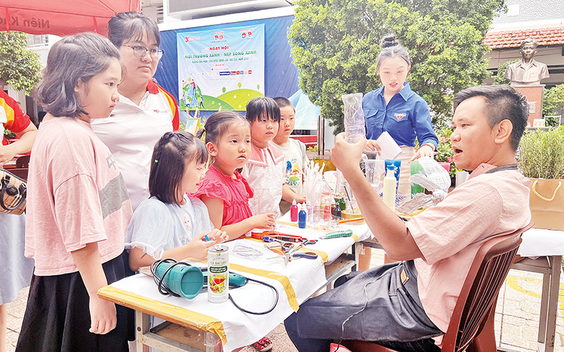 Hướng dẫn các em nhỏ cách làm đồ chơi từ tận dụng chai nhựa dùng một lần.