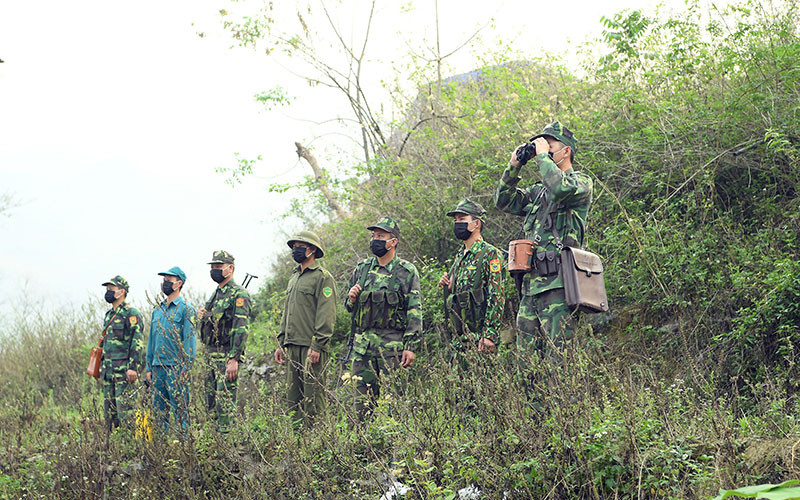 Cán bộ, chiến sĩ Đồn Biên phòng Tả Gia Khâu (Bộ đội Biên phòng tỉnh Lào Cai) tuần tra tại khu vực biên giới. (Ảnh VIẾT CHUNG)