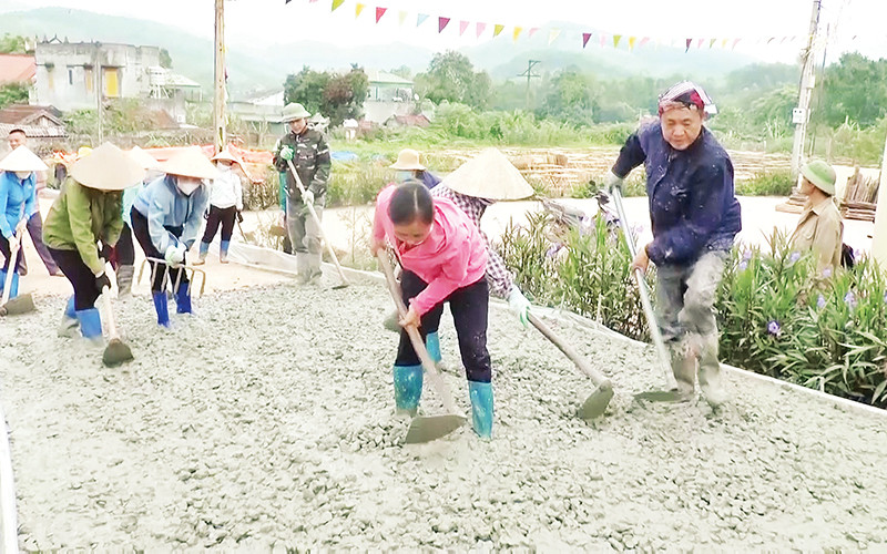 Người dân xã Lâm Ca, huyện Đình Lập làm đường giao thông nông thôn.