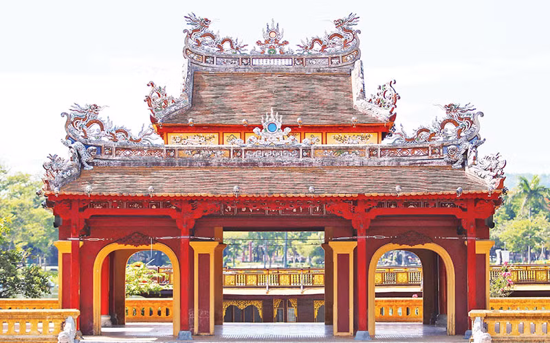 Kiểu thức “Lưỡng Long chầu nhật” trên đỉnh mái.