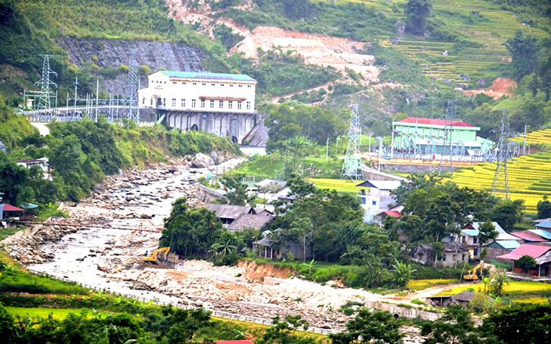 Sáu nhà máy thủy điện bao quanh xã Bản Hồ, thị xã Sa Pa (Lào Cai) vi phạm về đất đai, dòng chảy, xả lũ, môi trường... làm cạn kiệt suối Mường Hoa, “bức tử” làng du lịch sinh thái của đồng bào Tày nơi đây, gây bức xúc đối với người dân địa phương.