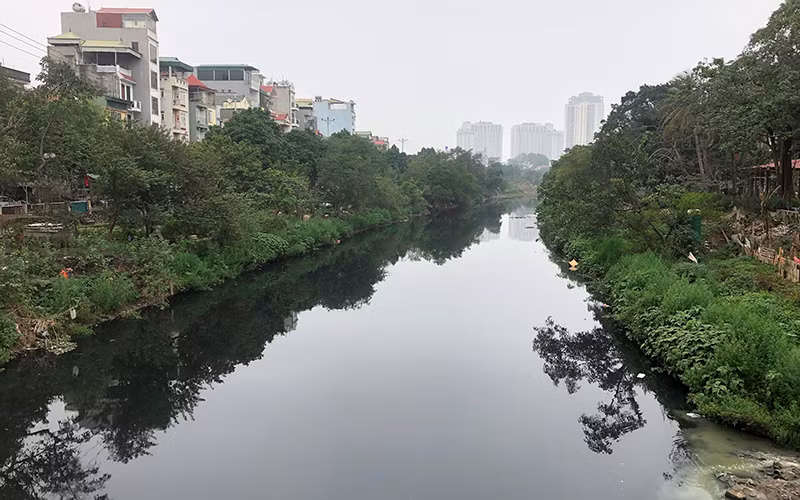 Nước sông Nhuệ đoạn chảy qua địa bàn quận Hà Đông bị ô nhiễm.