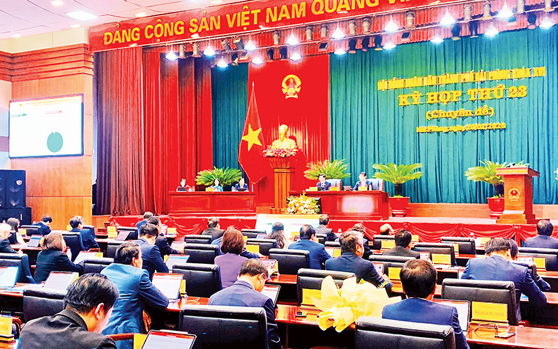 Biểu quyết thông qua nghị quyết thực hiện dự án đầu tư xây dựng tuyến đường sắt Lào Cai-Hà Nội-Hải Phòng.