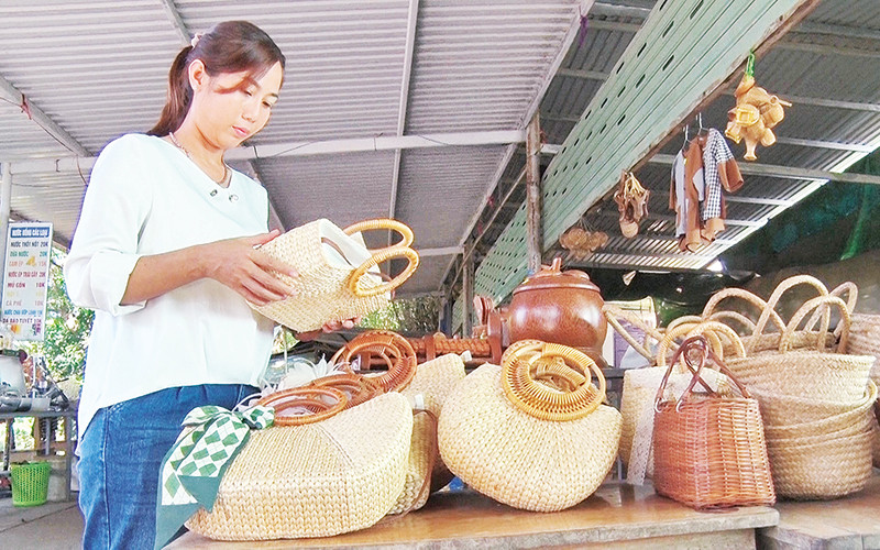 Sản phẩm từ lục bình có mặt tại nhiều cửa hàng và các điểm du lịch.