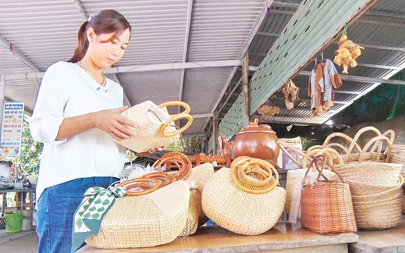 Sản phẩm từ lục bình có mặt tại nhiều cửa hàng và các điểm du lịch.