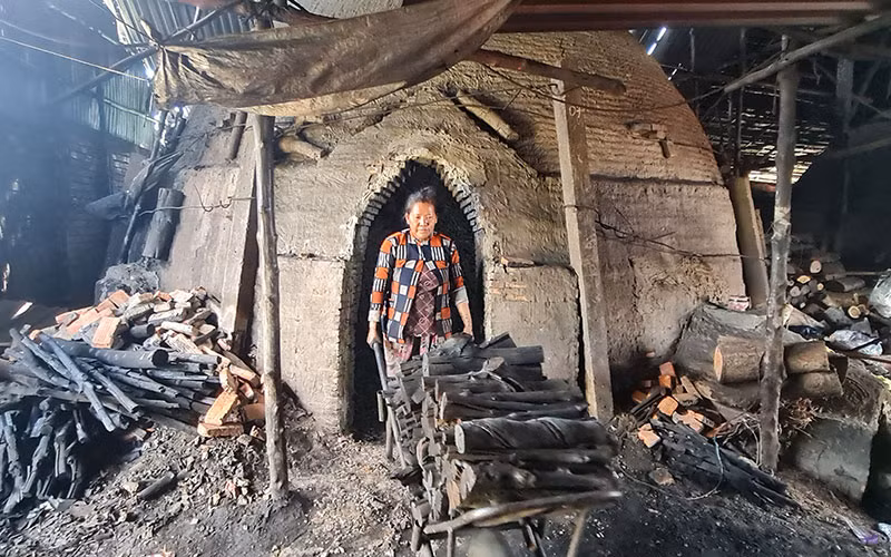 Những thanh than được bốc ra từ lò hầm than.