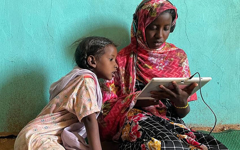 Trẻ em Sudan tiếp cận công nghệ nhờ sử dụng năng lượng mặt trời. (Ảnh UNICEF)