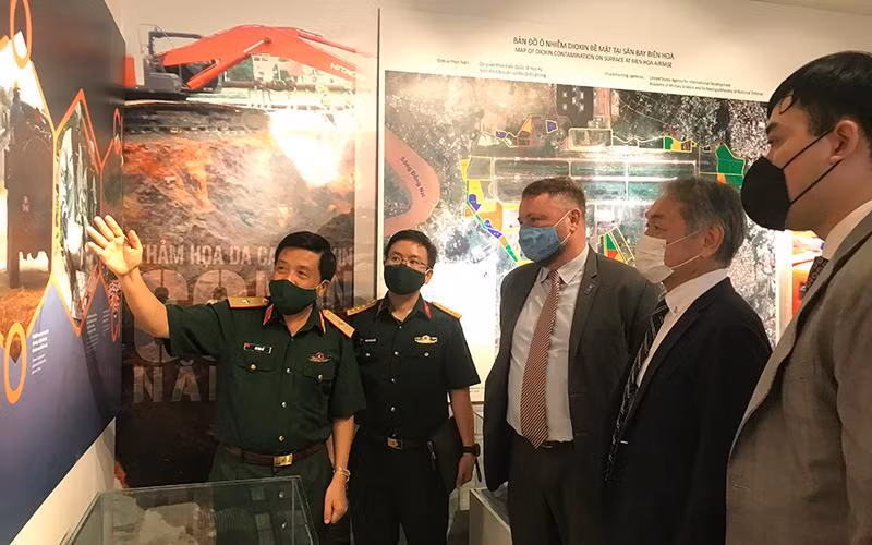 Bạn bè quốc tế tham quan Triển lãm Thảm họa chất độc hóa học/dioxin-60 năm nhìn lại. (Ảnh LAN VŨ)