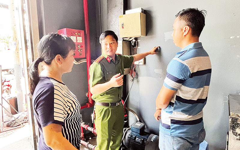 Cán bộ PC07 hướng dẫn một cơ sở kinh doanh vận hành hệ thống phòng cháy, chữa cháy.