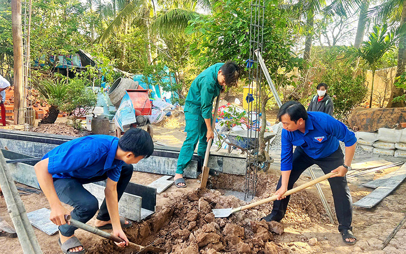Đoàn viên, thanh niên tỉnh Sóc Trăng tình nguyện hỗ trợ xây nhà cho hộ nghèo. (Ảnh NGUYỄN PHONG)