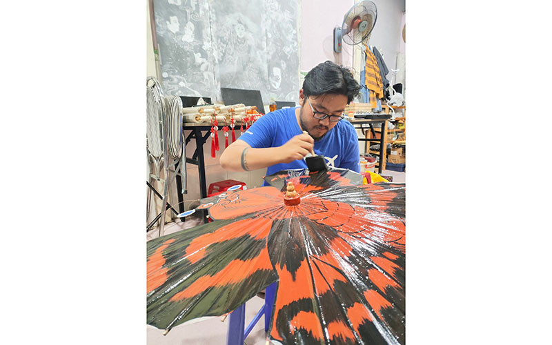 Phùng Nguyễn Anh Khoa đầu tư công sức nghiên cứu về lịch sử và kỹ thuật làm lọng của người Việt xưa.