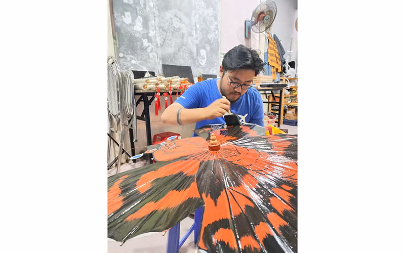 Phùng Nguyễn Anh Khoa đầu tư công sức nghiên cứu về lịch sử và kỹ thuật làm lọng của người Việt xưa.