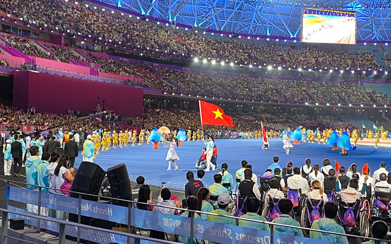 Đoàn thể thao người khuyết tật Việt Nam tại lễ bế mạc. (Ảnh THÁI DƯƠNG)
