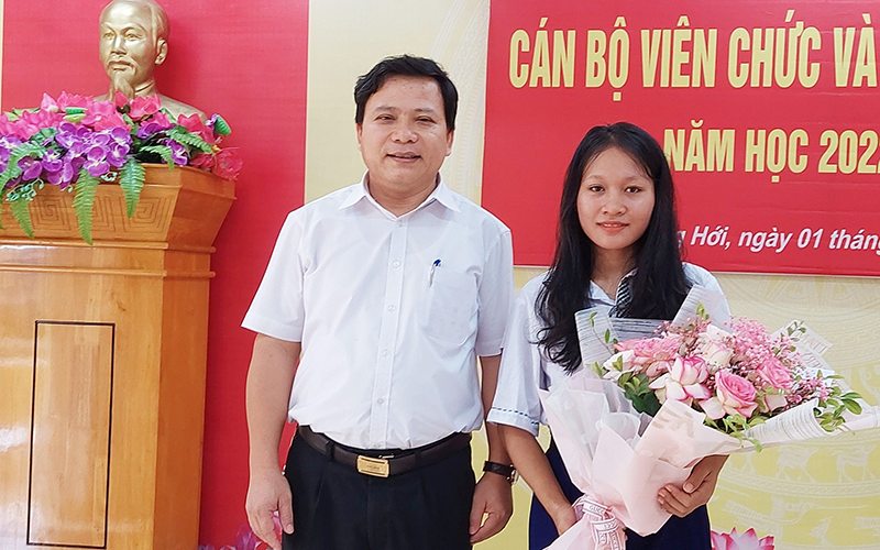 Lãnh đạo Trường phổ thông dân tộc nội trú tỉnh tặng quà của Bí thư Tỉnh ủy Quảng Bình cho em Cao Thị Lệ Hằng.