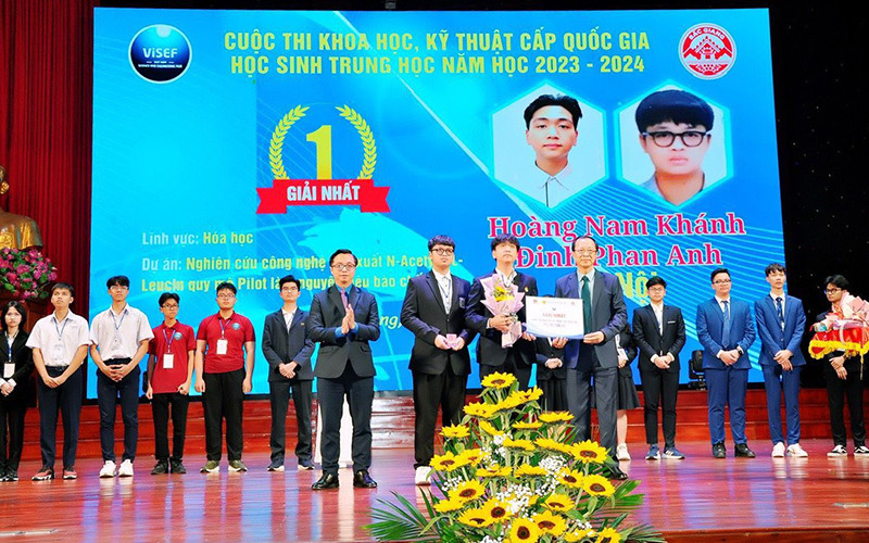 Lãnh đạo Bộ Giáo dục và Đào tạo trao giải kỳ thi khoa học, kỹ thuật cấp quốc gia học sinh THPT năm học 2023-2024.