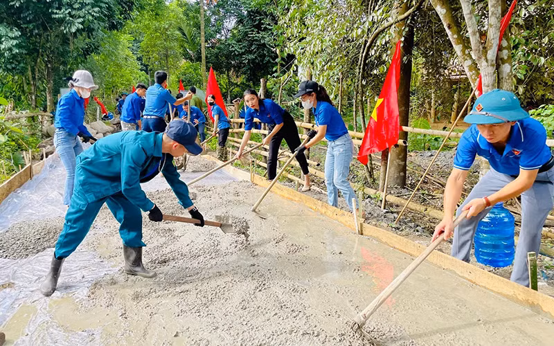 Tuổi trẻ huyện Quế Phong chung tay làm đường nông thôn tại bản Piếng Cắm, xã Cắm Muộn.