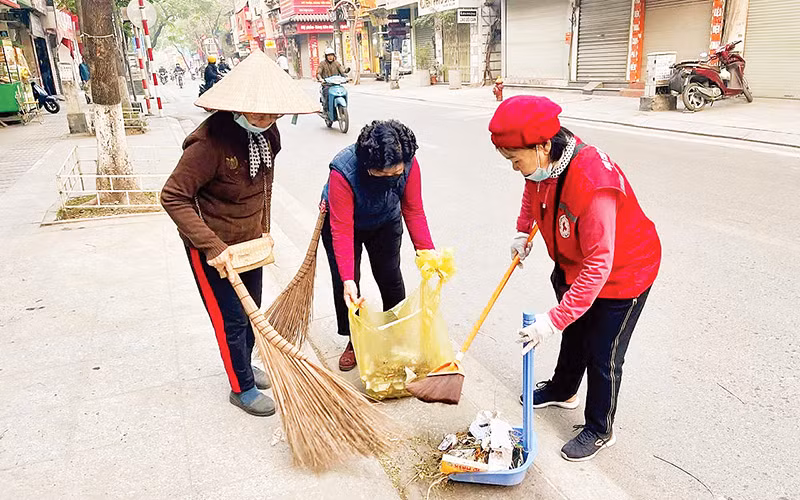 Người dân phường Đội Cấn thu gom rác, giữ gìn vệ sinh môi trường.