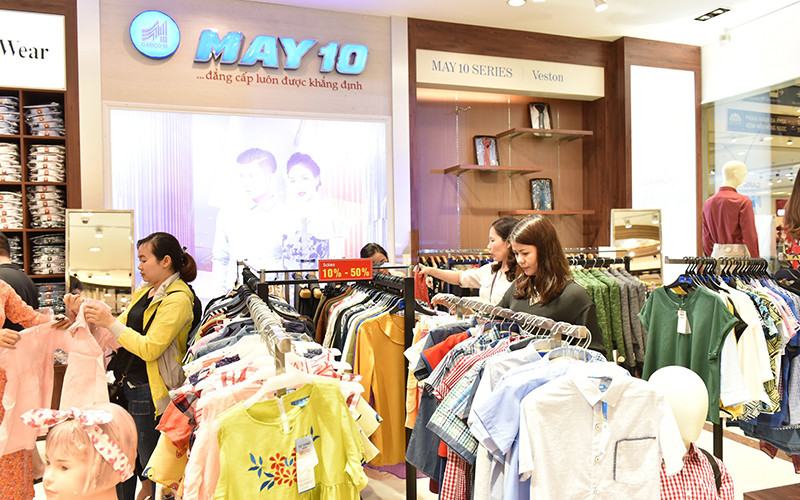 Người tiêu dùng mua hàng tại cửa hàng giới thiệu sản phẩm của Tổng công ty May 10.