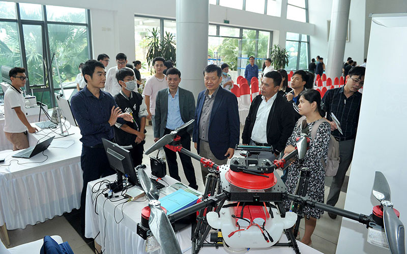 Thiết bị bay không người lái của Viện nghiên cứu và ứng dụng công nghệ cao Hòa Lạc được sử dụng trong sản xuất nông nghiệp. (Ảnh ANH SƠN)