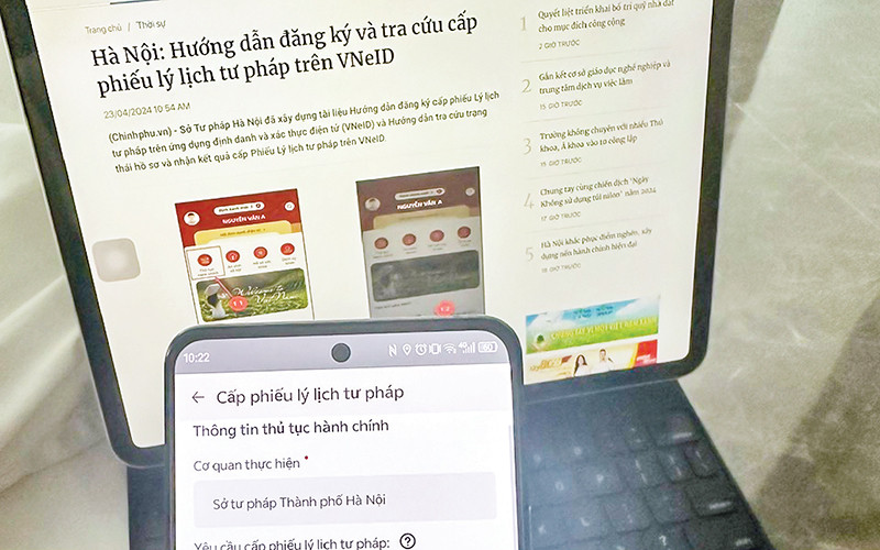 Việc triển khai cấp phiếu Lý lịch tư pháp trên ứng dụng định danh, xác thực điện tử VNeID giúp người dân tiết kiệm thời gian, chi phí. (Ảnh Tuệ Nghi)