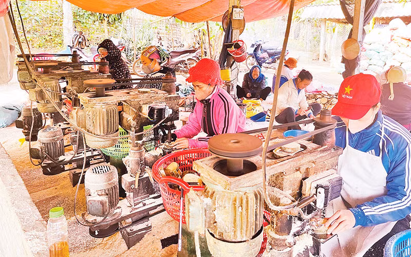 Sản xuất hạt thảm từ gỗ bồ đề tại xã Trúc Lâu, huyện Lục Yên (Yên Bái).