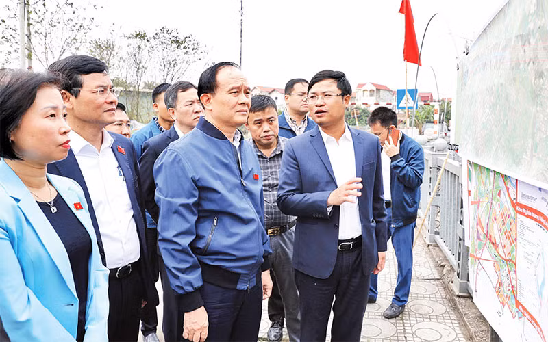 Chủ tịch HĐND thành phố Nguyễn Ngọc Tuấn và đoàn công tác khảo sát tình hình, tiến độ triển khai Dự án đầu tư xây dựng đường Vành đai 4-Vùng Thủ đô tại khu vực nút giao giữa đường Vành đai 4 và trục Tây Thăng Long. (Ảnh GIA HUY)