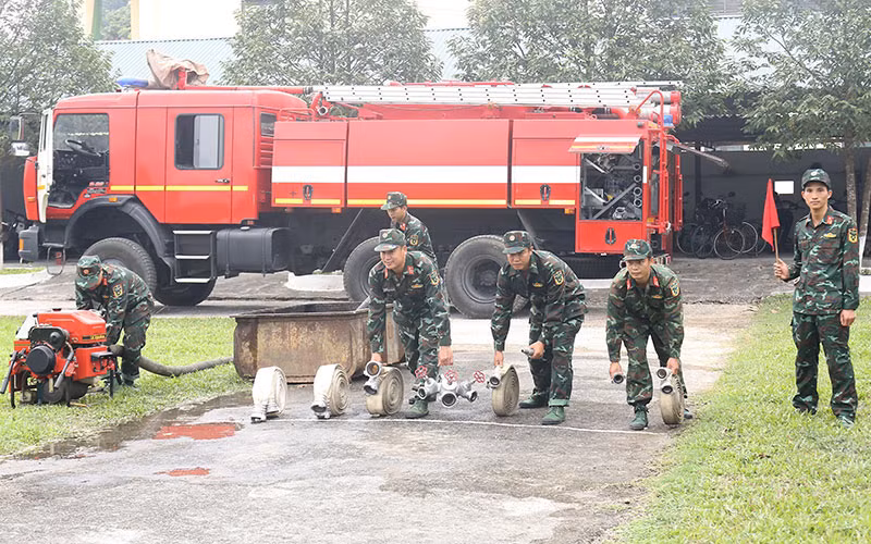 Kíp xe cứu hỏa chuyên dụng của Kho K23 (Cục Kỹ thuật, Quân khu 3) luyện tập phương án chữa cháy tại đơn vị.