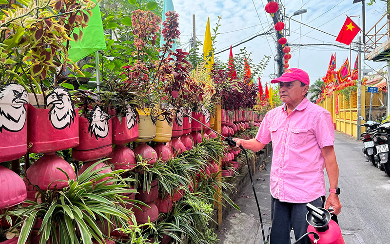 Ông Phan Văn Chánh hằng ngày dành nhiều thời gian, công sức để chăm sóc cho hàng trăm chậu cây cảnh được trồng dọc tuyến rào hành lang đường sắt trên đường Mai Văn Ngọc, quận Phú Nhuận.