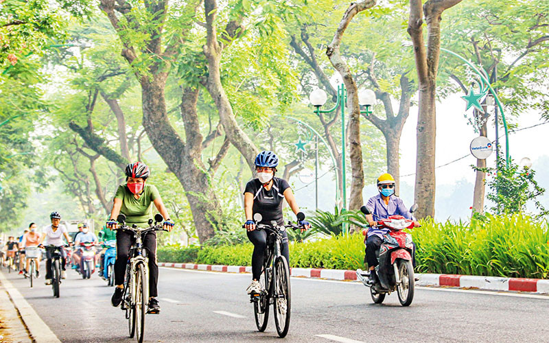 Nhiều người dân ưa thích đạp xe quanh hồ Tây.