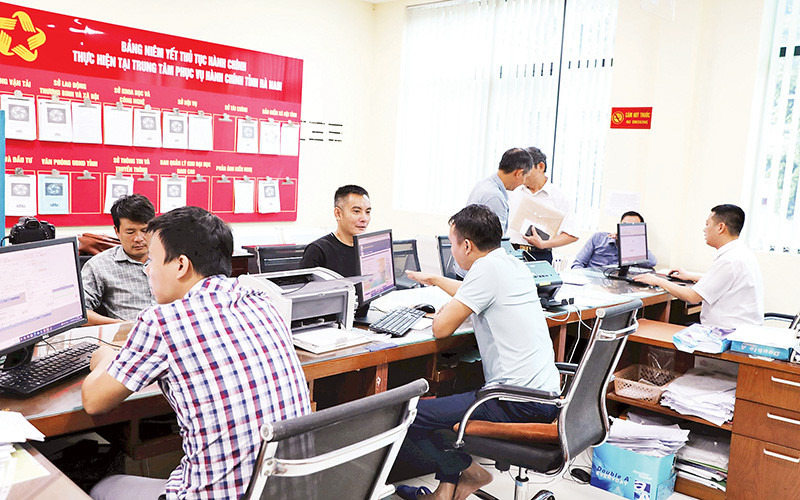 Giải quyết thủ tục hành chính cho công dân tại Trung tâm hành chính tỉnh Hà Nam.