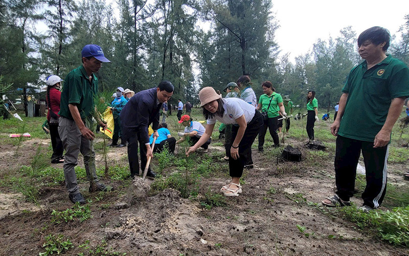 Người dân thành phố Huế tham gia trồng cây trên bãi biển.
