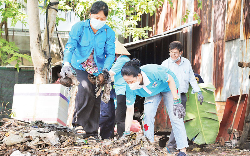 Các đơn vị ra quân dọn vệ sinh môi trường trên địa bàn Quận 8.