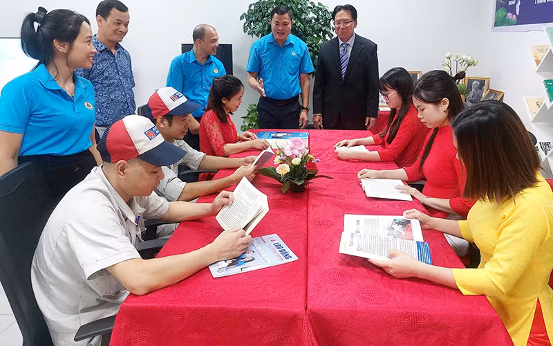 Điểm sinh hoạt văn hóa công nhân, Không gian văn hóa Hồ Chí Minh tại Công ty TNHH Nippon Paint Việt Nam do Công đoàn các Khu công nghiệp và chế xuất Hà Nội xây dựng. (Ảnh Ngọc Ánh)