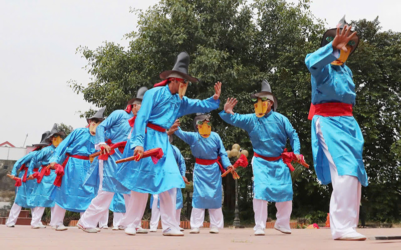 Các nghệ nhân trình diễn trò Xuân Phả. (Ảnh KHIẾU MINH)