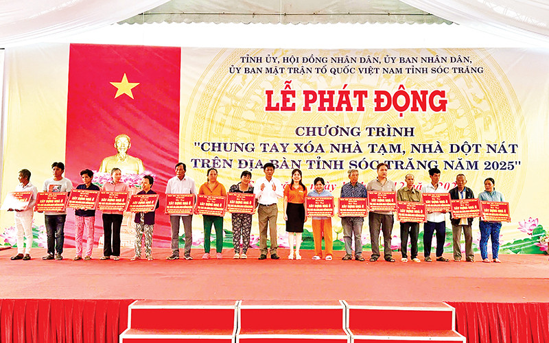 Lãnh đạo tỉnh Sóc Trăng và nhà tài trợ trao bảng tượng trưng nhà ở cho hộ nghèo tại lễ phát động.