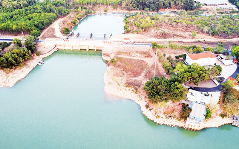 Hồ Dầu Tiếng có vai trò điều tiết nước, góp phần ổn định sản xuất nông nghiệp cho khu vực Nam Bộ và Đông Nam Bộ.