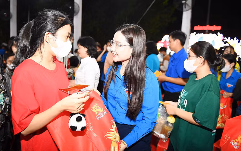 Bí thư Trung ương Đoàn, Chủ tịch Hội đồng Đội Trung ương Nguyễn Phạm Duy Trang trao quà, nhu yếu phẩm tặng người lao động trẻ tại tỉnh Bình Dương nhân dịp Tết Nguyên đán Giáp Thìn 2024.