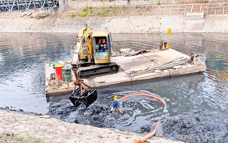 Bùn thải sông Tô Lịch được nạo vét, vận chuyển đến địa điểm xử lý theo quy định.