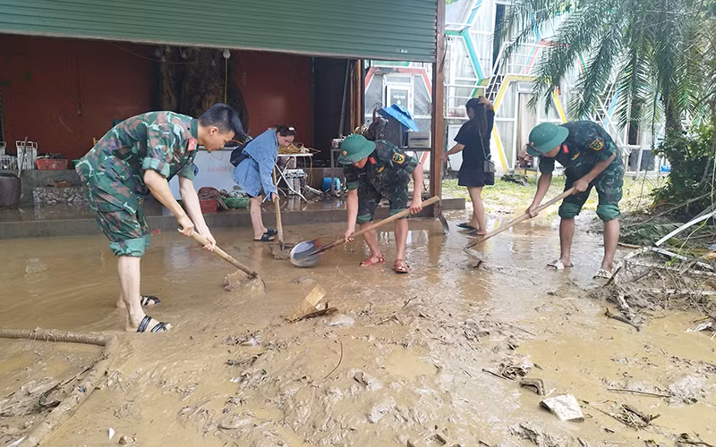 Chiến sĩ Trung đoàn 877 giúp hộ dân phường Quang Trung, thành phố Hà Giang dọn dẹp bùn đất sau đợt mưa lũ hồi tháng 6/2024.